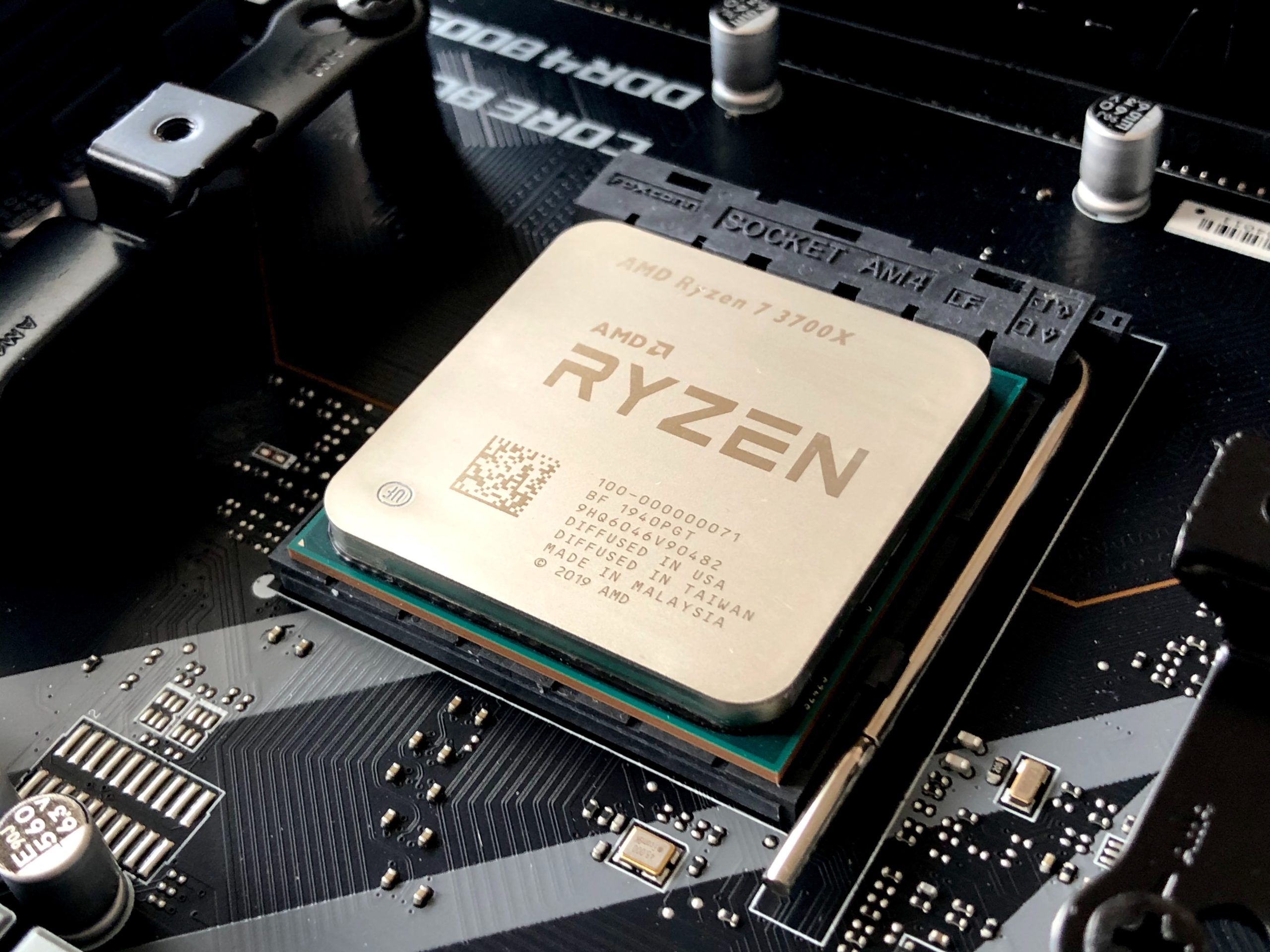 AMD تخفض أسعار بعض أفضل وحدات المعالجة المركزية لديها